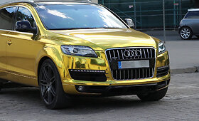 Auksinės spalvos &bdquo;Audi Q7&ldquo;