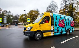 Algis Kri&scaron;čiūnas pop art stiliumi papuo&scaron;ė Kauno mikroautobusus