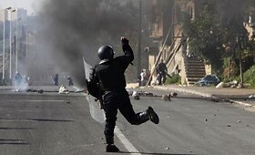 Riau&scaron;ės Alžyre: kardai ir Molotovo kokteiliai 