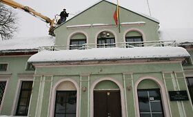 Nuo sniego svorio &Scaron;ilutėje suskilinėjo teismo pastato sienos