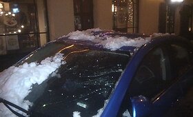 Sniegas Vilniaus centre užgriuvo automobilį