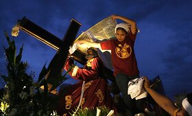 Filipinuose 2 mln. basų maldininkų dalyvavo Kristaus statulos ne&scaron;imo procesijoje