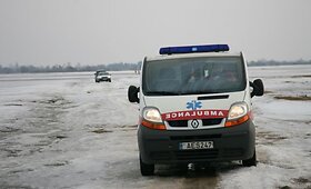 Pagėgių savivaldybėje gelbėtojai nuo ledo lyties nukėlė su&scaron;lapusią moterį