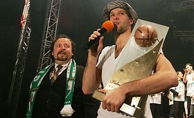 Prie Kauno pilies Kauno &bdquo;Žalgirio&ldquo; krep&scaron;ininkus pasitiko tūkstančiai gerbėjų