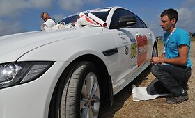 &bdquo;Eneos 1006 km&ldquo; lenktynių saugos automobiliai &bdquo;Jaguar&ldquo;