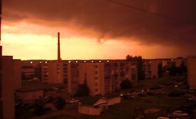 Dangus Vilniuje prie&scaron; lietų nusidažė purpurine spalva