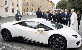 Popiežiaus Pranci&scaron;kaus &bdquo;Lamborghini Huracan&ldquo; atiduotas labdarai