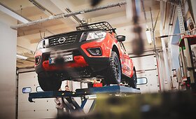 Projektas &bdquo;iGo2Dakar&ldquo;: apsilankymas pas automobilių tobulinimo specialistus