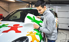 Stilizuotas trispalvis &bdquo;Restyling&ldquo; kūrinys &bdquo;Porsche Cayenne&ldquo;