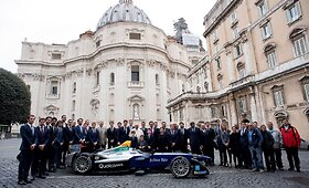 Pirmą kartą istorijoje: popiežius Pranci&scaron;kus Romoje palaimino &bdquo;Formulės E&ldquo; automobilį