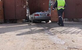 Prabangus &bdquo;Mercedes Benz CLK 230&ldquo; taranavo Žaliakalnio turgavietės vartus