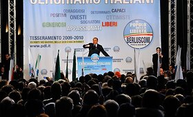 Silvio Berlusconi sulaukė stipraus smūgio į veidą