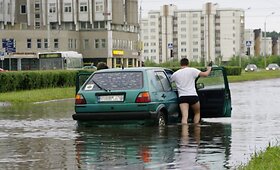 Po trumpos liūties Vilniaus gatvės virto upėmis