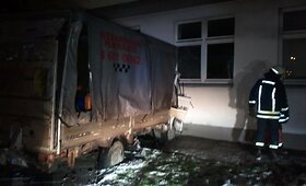 Klaipėdoje krovininis taksi taranavo namą