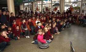 Kauno Žaliakalnio pagrindinės mokyklos mokinių rankdarbiai &ndash; beglobiams gyvūnams