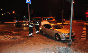 Vyri&scaron;kis Vilniuje buvo suspaustas tarp dviejų automobilių