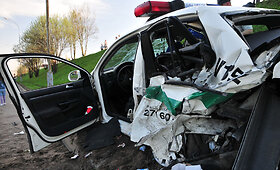 Prabangus &bdquo;Mercedes&ldquo; Vilniuje taranavo policijos ekipažą, sužeisti 5 žmonės
