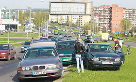 Judrioje Vilniaus gatvėje susidūrė septyni automobiliai