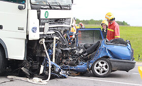 Prie Trakų kaktomu&scaron;a susidūrė lengvasis automobilis ir vilkikas