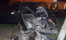 Naktį Vilniuje BMW nuvertė stulpą