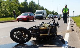 Vilniuje motociklas rėžėsi į apsisukinėjančio automobilio galą