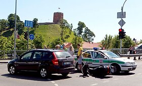 Vilniuje motoroleris susidūrė su lengvuoju automobiliu