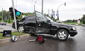 Per susidūrimą Vilniuje nukentėjo moteris, suniokotas &scaron;viesoforas