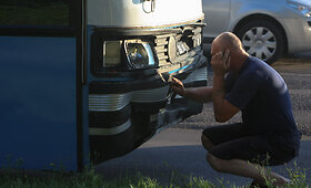 Vilniuje autobusui įsirėžus į du lengvuosius automobilius nukentėjo vyras