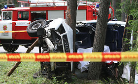 Vilniaus rajone &bdquo;Audi&ldquo; trenkėsi į medį, žuvo 3 žmonės