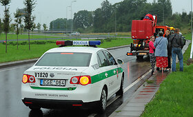 Nesuvaldytas automobilis Vilniuje rėžėsi į ap&scaron;vietimo stulpą