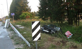 Vilniuje į griovį nuvažiavo automobilis tempęs priekabą su statybinėmis medžiagomis