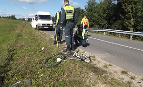 Anyk&scaron;čių rajone automobilis partrenkė dviratininkes ir paspruko