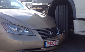 Gariūnuose vilkikas sumaitojo automobilį &bdquo;Lexus&ldquo;