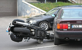 Vilniuje susidūrė motociklas ir &bdquo;Audi 100&ldquo;