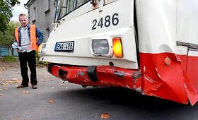 Automobilis &bdquo;Volvo&ldquo; Vilniuje taranavo troleibusą