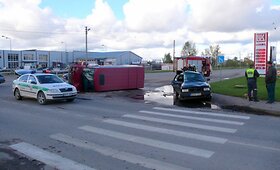 Ukmergėje mikroautobusas &bdquo;Mercedes Benz&ldquo; sankryžoje taranavo &bdquo;Audi 80&ldquo;