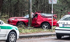 Automobilis &bdquo;Mazda&ldquo; Vilniuje rėžėsi į stulpą