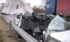 Nuo pasieniečių vogtu automobiliu sprukęs kaunietis rėžėsi į vilkiką