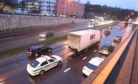 Vilniuje sunkvežimis taranavo &bdquo;Fiat Bravo&ldquo;, nukentėjo 2 moterys