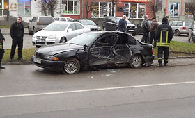 Kaune į stulpą rėžėsi BMW