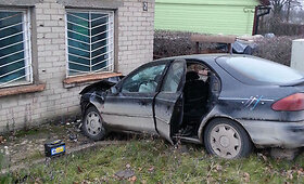 Automobiliui Kretingoje atsitrenkus į namo sieną nukentėjo keturi jaunuoliai