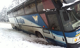 Prie Nemenčinės nuo kelio nuslydo autobusas su vaikais