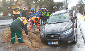Į atsivėrusią smegduobę Vilniuje įsmuko automobilis