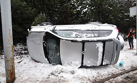 Vilniuje per avariją apvirto &bdquo;Toyota&ldquo; automobilis