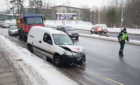 Sunkvežimis Vilniuje rėžėsi į tempiamą liftininkų automobilį