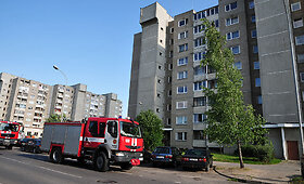 Gavę prane&scaron;imą apie gaisrą Vilniaus ugniagesiai beveik valandą tikrino daugiabutį
