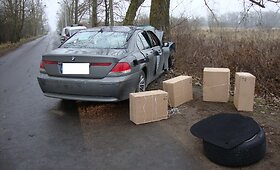 Į medį Kaune įsirėžęs automobilis, kuriuo buvo gabenamos kontrabandinės cigaretės