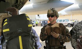 JAV jūrų pėstininkai evakavo Amerikos ambasados darbuotojus i&scaron; Pietų Sudano sostinės Džubos