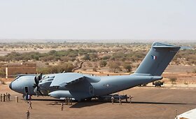 Naujasis Prancūzijos karo orlaivis &bdquo;Airbus A400M Atlas&ldquo; atliko pirmą kovinę užduotį