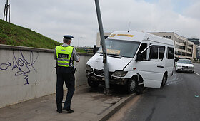Vilniuje mikroautobusas trenkėsi į stulpus